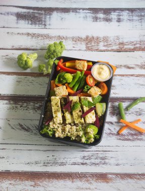 Protein ızgara panner salatası. Restoran tarzı paket servis ediliyor.