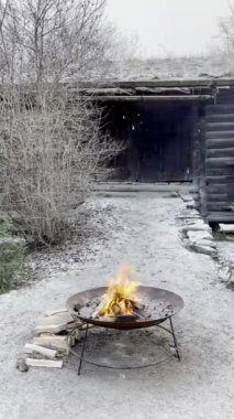 Kışın yağmakta olan kar taneleri, yılın en soğuk aylarında sıcaklığı ve konforu taşır. Arka plandaki ahşap ev eski Viking evini ve Noel 'in nasıl kutlandığını hatırlatıyor.