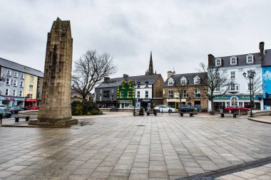 Kasvetli bir günde Donegal Town, İrlanda Cumhuriyeti 'nin ana meydanı ya da merkez meydanı. Meydanın etrafında hiç insan yok - Donegal Town, County Donegal, İrlanda Cumhuriyeti
