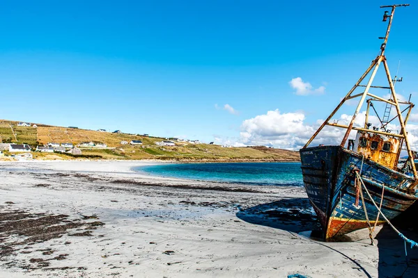 アイルランド共和国のArranmore島で放棄されたボートや漁船 太陽はドニゴール州アフポート ストランドにある錆びた船に輝いています アイルランドの白いビーチでスランティング船を放棄 アイルランド共和国ドニゴール州 ロイヤリティフリーのストック画像