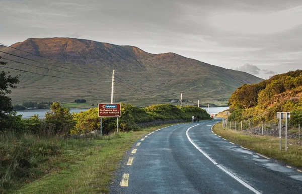 Folk Går Den Natursköna Connemara Slingan Vid Killary Harbour Eller Stockfoto