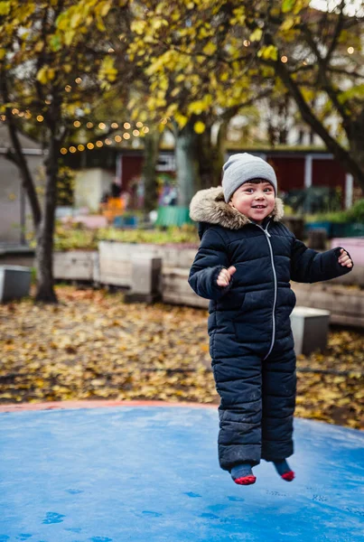 Entuzjastyczne Dziecko Skaczące Miękkiej Nadmuchiwanej Trampolinie Czuje Się Bezpieczne Chronione — Zdjęcie stockowe