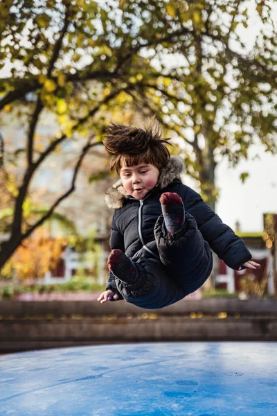 Kind Mit Geschwollenem Gesicht Und Unbeholfenem Haar Fliegt Vor Freude — Stockfoto