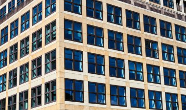 Kare şeklinde pencereler, kare biçiminde, kare biçiminde modern bir bina. Çağdaş Fenestra 'nın dört köşeli şekli, Almanya' da Berlin 'de modern apartman daireleri veya daireler göstermektedir. Emlakçı