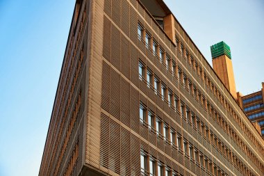 Modern ahşap bir binanın köşesinde. Çağdaş ekolojik yaşam tarzı ahşap bir bina cephesi gösteriyor, iyi izole edilmiş ve enerji tasarruflu, köşesinden ya da dış kısmından ahşap tahtalar geçiyor.