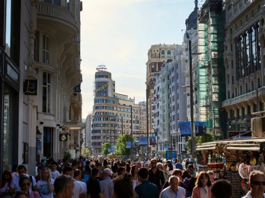 Madrid, İspanya - Mayıs 06, 2022 İspanya 'nın başkenti Gran Via' da kalabalık. Şehir merkezinde kalabalık bir kalabalık varken Madrid 'de yoğun saatler yaşanıyor. Yoğun sokaklarda Latin titreşimler