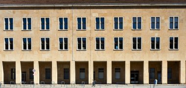 Bina cephesinin ayrıntıları, faşist mimari örnekleri. Faşizm ya da Nazizm sırasında geliştirilen dış yapılar asgari rasyonalist mimariyi gösteriyor. Berlin, Almanya 'da modern mimari