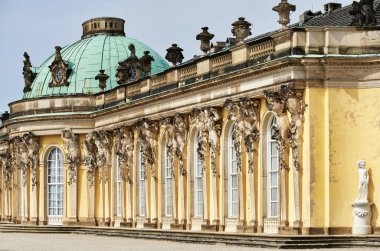 Mimari model Maison de Plaisance 'a dayanan heykel ve dekorasyonlarla dolu bir Alman tarihi sarayının ayrıntıları. Maison de Plaisance stili üzerine inşa edilmiş eski bir mülkün mimari detayları - Potsdam, Almanya