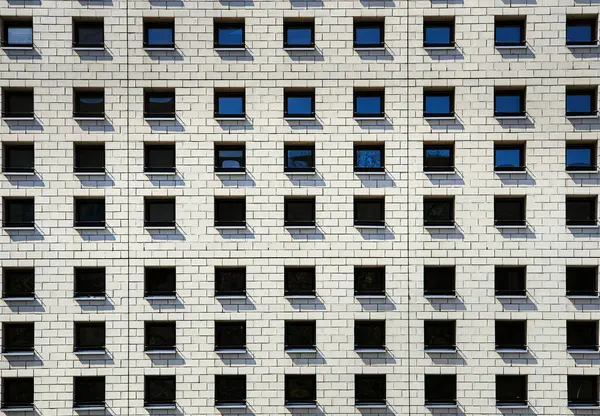 Kalabalık alanlarda konaklamak modern cephede birbirine bitişik küçük pencere desenleriyle başkent şehirlerinde modern zor bir birlikte yaşama ya da birlikte yaşama göstermektedir. Büyük bir şehirde yaşam alanı sorunu - Berlin, Almanya