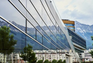 Dağlar modern Innsbruck adliye binasını yansıtıyor. Alplerle çevrili çağdaş bir adliye sarayının kamuflajı. Avusturya 'da doğa ve teknoloji bir arada yaşama kavramı