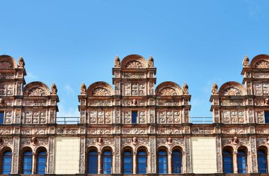 Kuzey Alman şatosunun ayrıntıları, kemerli pencereleri ve aslan kuleleri olan tarihçi mimarinin bir örneğini gösteriyor. Kuzey Almanya 'daki çatı süslemesi Avrupa' daki Revivalist mimari prototipi