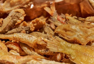 Güney İtalya 'da tipik olarak görülebilir yüzgeçleri ve kuyrukları olan küçük kızarmış altın balıklar. Kıtır kıtır dokuları ve kırsal görünüşleri geleneksel kıyı tatlarını ve Akdeniz sokak yemeklerini çağrıştırıyor.