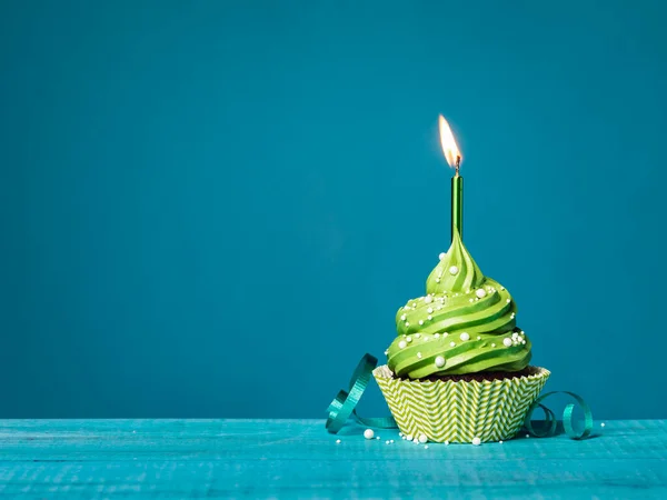 Cupcake Compleanno Crema Burro Con Glassa Verde Candela Accesa Spruzzi — Foto Stock