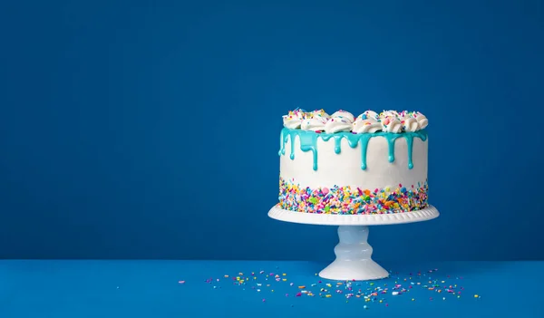 Tarta Goteo Cumpleaños Blanca Con Ganache Verde Azulado Salpicaduras Colores —  Fotos de Stock