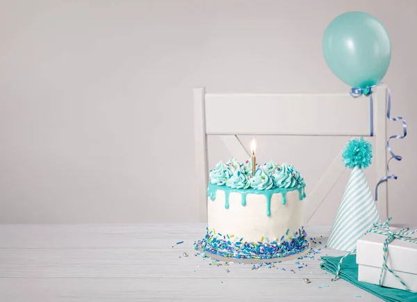 Festa Compleanno Bianco Blu Con Torta Goccia Crema Burro Spruzzi — Foto Stock
