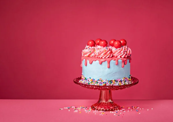 Bubble Gum Birthday Drip Cake Uno Stand Rosso Con Spruzzi — Foto Stock