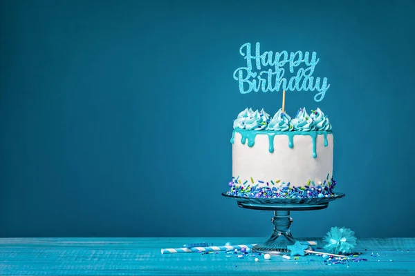 Weißer Tropfkuchen Mit Krickenten Ganache Streusel Und Einem Happy Birthday Stockbild