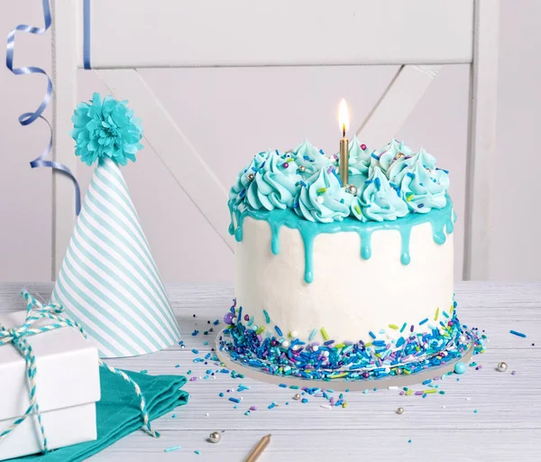 Festa Compleanno Blu Bianca Con Torta Goccia Spruzzi Candela Cappello — Foto Stock