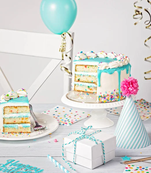 Ajuste Mesa Fiesta Cumpleaños Con Una Tarta Ganache Azul Azulado —  Fotos de Stock