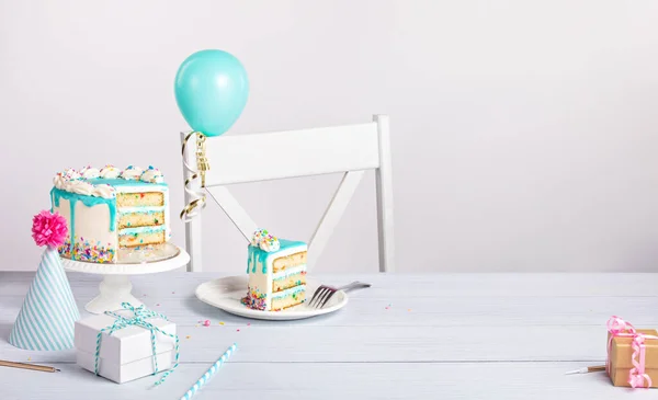 Apparecchiare Tavola Della Festa Compleanno Con Una Torta Goccia Blu Fotografia Stock