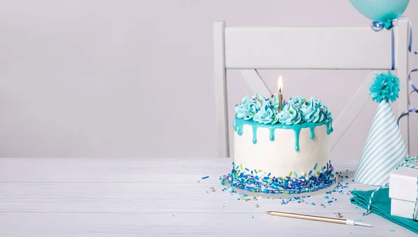Blauw Wit Verjaardagsfeest Met Druppeltaart Hagelslag Kaars Hoed Ballonnen Een Stockfoto