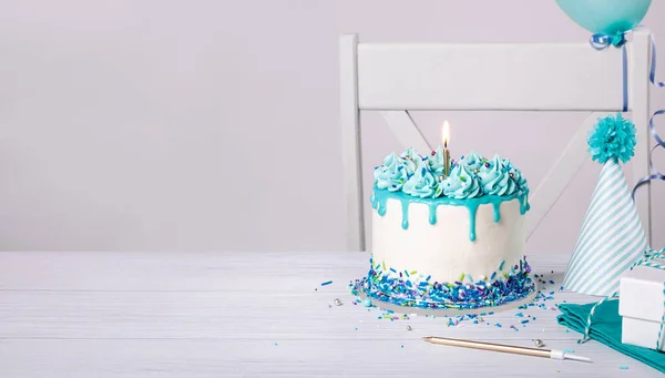 Fiesta Cumpleaños Azul Blanco Con Pastel Goteo Aspersiones Velas Sombrero Fotos de stock libres de derechos