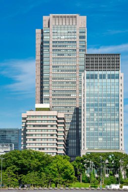 Tokyo, Japonya 'da gündüz vakti mavi gökyüzü arkaplanı üzerine modern bina.
