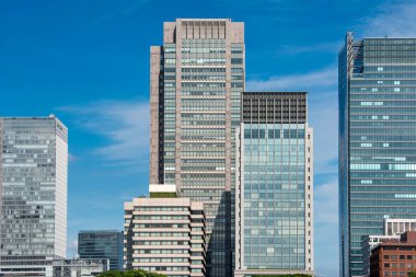 Tokyo, Japonya 'da gündüz vakti mavi gökyüzü arkaplanı üzerine modern bina.