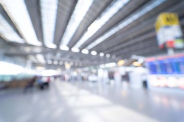 Bokeh ışığı ile havaalanı terminalinin bulanık görüntüsü