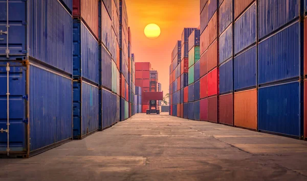 輸送コンテナサイト日没時に貨物コンテナの背景を持つ物流港倉庫保管工場製造業でクレーンでロード 物流グローバルインポートまたは輸出出荷産業コンセプト — ストック写真