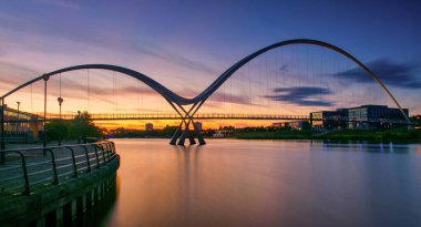 Stockton-on-Tees, İngiltere 'de gün batımında dramatik gökyüzünde Sonsuz Köprü.