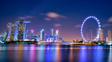 Singapur - 9 Temmuz 2016: Singapur manzarası ve Marina Bay gökdelenler alacakaranlık zaman görünümünü.