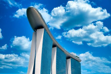 Singapur - 10 Temmuz: Marina Bay kum otel Singapur cityscape Modern binasında Marina Bay üzerinde 10 Temmuz 2016 Singapur biri olan mavi gökyüzü üzerinde.