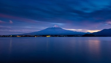 Mt. Dağın manzara resmi. Fuji, Japonya 'nın Fujikawaguchiko şehrinde gün batımında Kawaguchiko Gölü üzerinde..