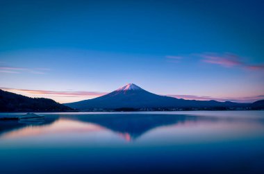 Fujikawaguchiko, Japonya'da gün doğumunda Kawaguchiko Gölü üzerinde Fuji Dağı'nın manzara görüntüsü.
