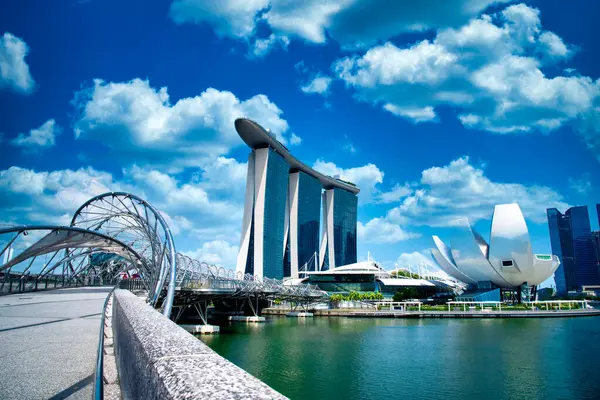 Singapur - 10 Temmuz: Marina Bay kum otel Singapur cityscape Modern binasında Marina Bay üzerinde 10 Temmuz 2016 Singapur biri olan mavi gökyüzü üzerinde.