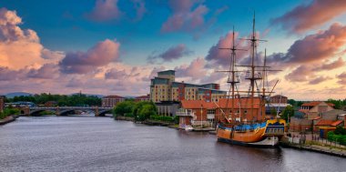 Classic Boat on nehir Tees günbatımı içinde Stockton-on-Tees, İngiltere.
