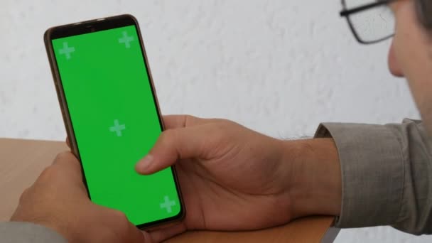 Green Screen Chroma Key Smartphone Hands Man Shirt Glasses Flipping — Stockvideo