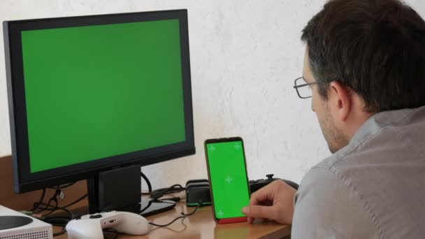 Young Man Shirt Glasses Sits Front Green Chroma Key Monitor — Vídeo de Stock