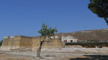 Kral Minos 'un dünyaca ünlü Knossos Sarayı efsaneye göre Theseus' un Minotor 'u öldürdüğü yer. Bronz Çağı 'nın ünlü mimari anıtı Minos uygarlığının kalıntıları..