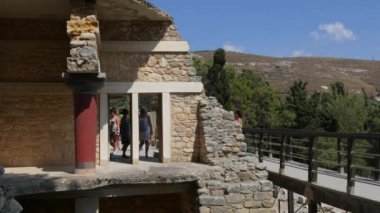 Heraklion, Yunanistan - 15 Temmuz 2022: Theseus 'un Minotor' u öldürdüğü dünyaca ünlü Kral Minos Sarayı. Bronz Çağı 'nın ünlü mimari anıtı Minos uygarlığının kalıntıları..