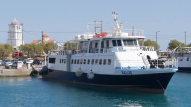 Kissamos, Yunanistan - 15 Temmuz 2022: Birçok turist tekne ve teknenin park edildiği Girit Denizi 'ndeki liman. Girit adasının kuzeybatısında..