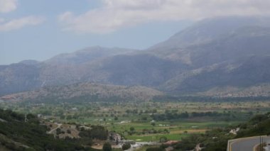 Yunanistan 'ın Girit adasının en önemli yerlerinden biri olan Lassithi Platosu' nun muhteşem doğa manzarası. Girit dağlarıyla çevrili muhteşem doğa..