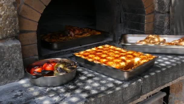 오븐에서 음식이야 닭고기 넓적다리 무사카 도마도 그리스의 — 비디오