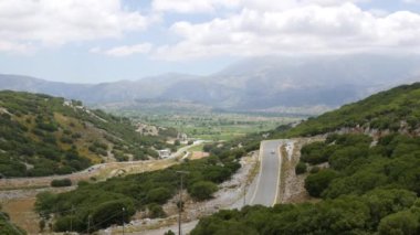 Yunanistan 'ın Girit adasının en önemli yerlerinden biri olan Lassithi Platosu' nun muhteşem doğa manzarası. Girit dağlarıyla çevrili muhteşem doğa..