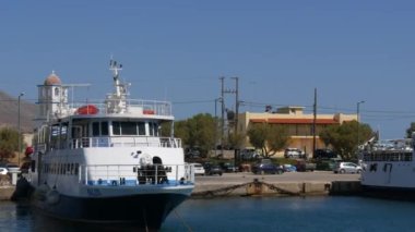 Kissamos, Yunanistan - 15 Temmuz 2022: Birçok turist tekne ve teknenin park edildiği Girit Denizi 'ndeki liman. Girit adasının kuzeybatısında..