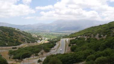Yunanistan 'ın Girit adasının en önemli yerlerinden biri olan Lassithi Platosu' nun muhteşem doğa manzarası. Girit dağlarıyla çevrili muhteşem doğa..