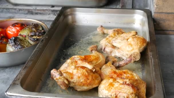 Frisch Gekochte Gerichte Aus Einem Echten Ofen Gebratene Hühnerschenkel Gefüllte — Stockvideo