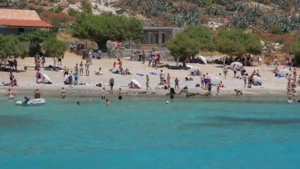 Kissamos Grecia Luglio 2022 Gente Nuota Prende Sole Rilassa Sulla — Video Stock