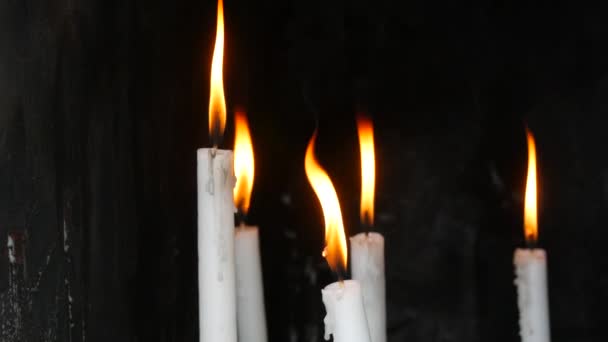 Lange Weiße Wachskerzen Vor Schwarzem Hintergrund Rituelle Kerzen Brennen Tempel — Stockvideo